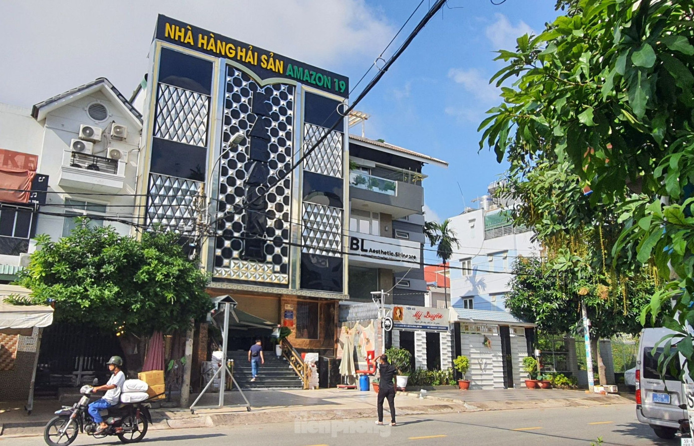 Nhà hàng hải sản, karaoke Amazon 19 nằm trong khu dân cư ở quận Bình Tân. Ảnh: Hoàng Thuận.