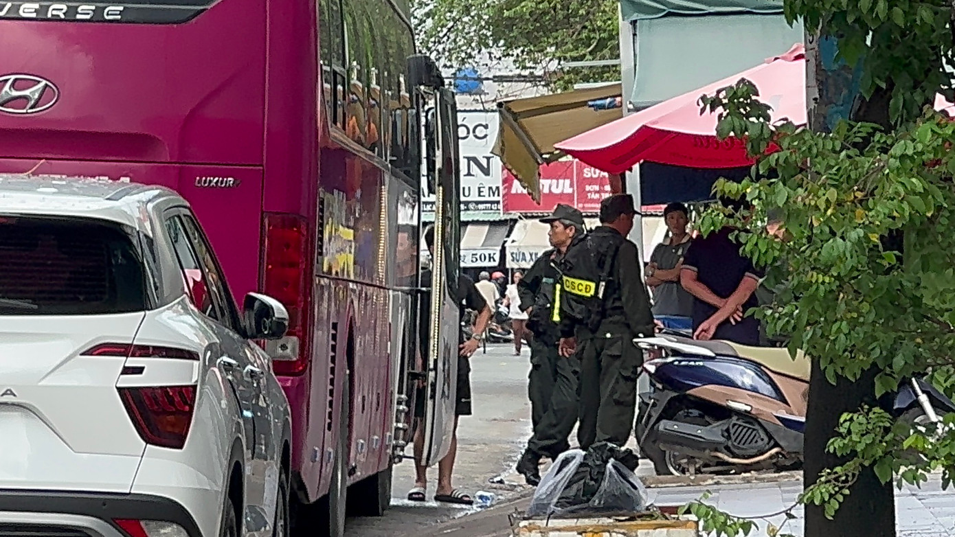 Lực lượng CSCĐ túc trực trước nhà hàng hải sản, karaoke Amazon 19. Ảnh: A.X.