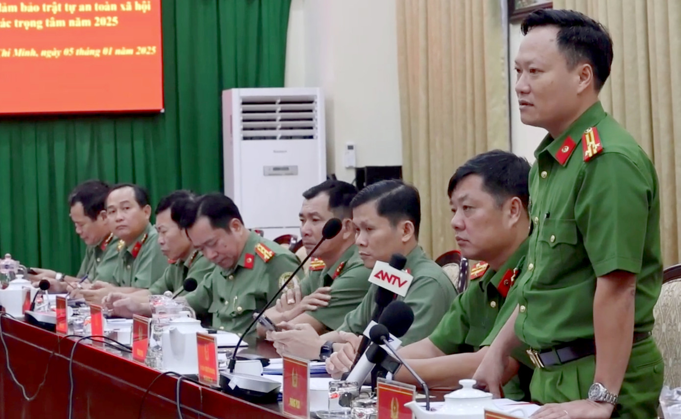 Thượng tá Lê Văn Bách trả lời câu hỏi của báo chí tại buổi gặp mặt. Ảnh: A.X.