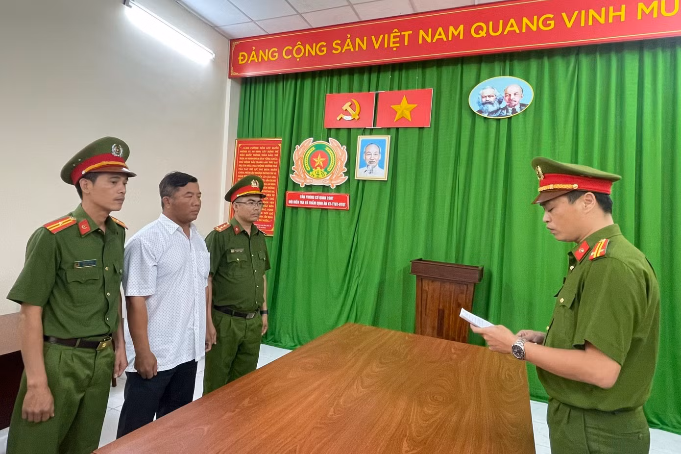 Cơ quan điều tra tống đạt các quyết định đối với ông Phạm Hoài Hà. Ảnh: Công an cung cấp.