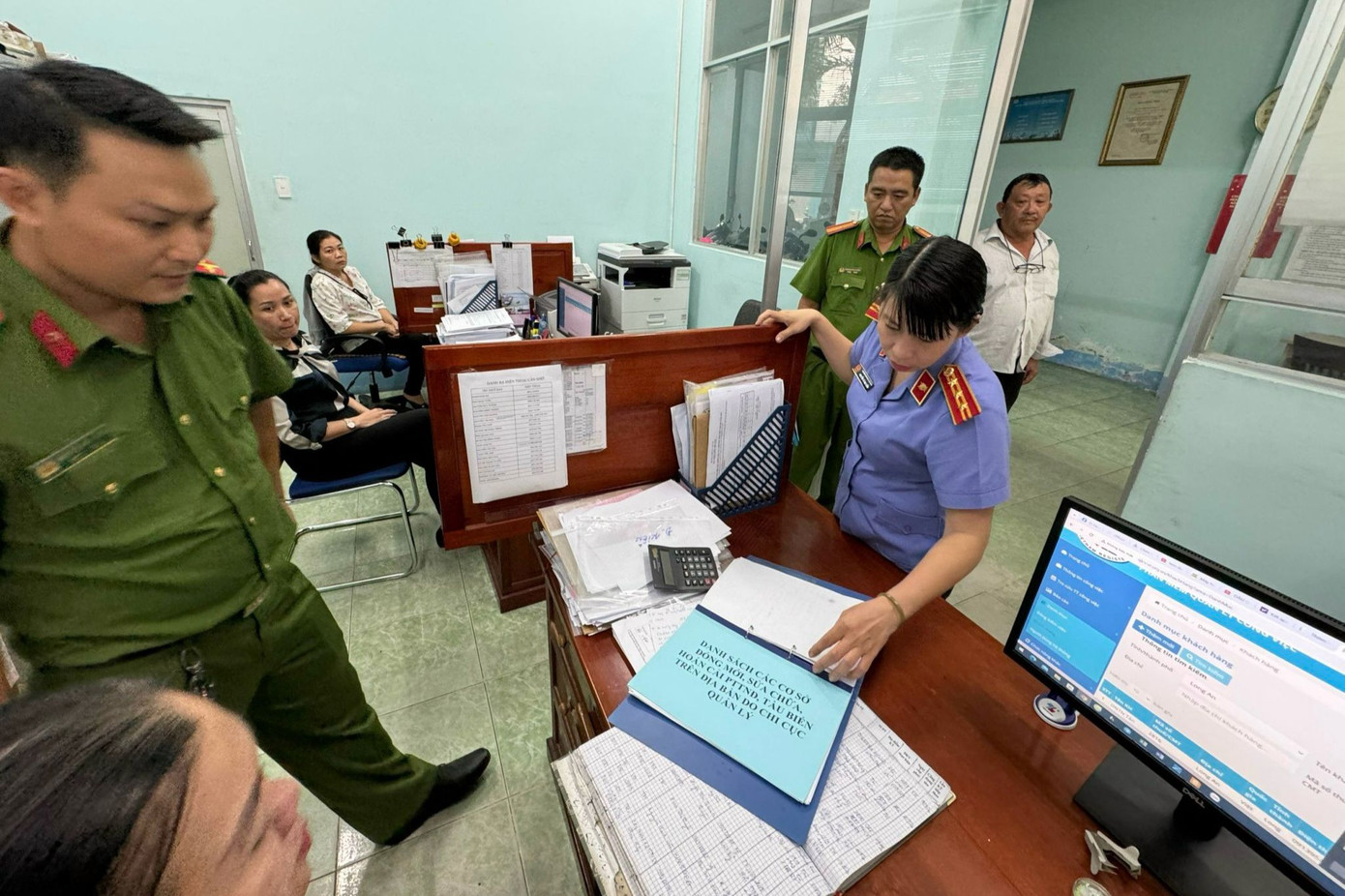 Cơ quan chức năng khám xét Chi cục đăng kiểm Long An. Ảnh: Công an cung cấp. Cơ quan chức năng khám xét Chi cục đăng kiểm Long An. Ảnh: Công an cung cấp.