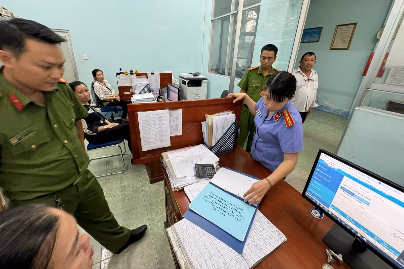 Cơ quan chức năng khám xét Chi cục đăng kiểm Long An. Ảnh: Công an cung cấp.