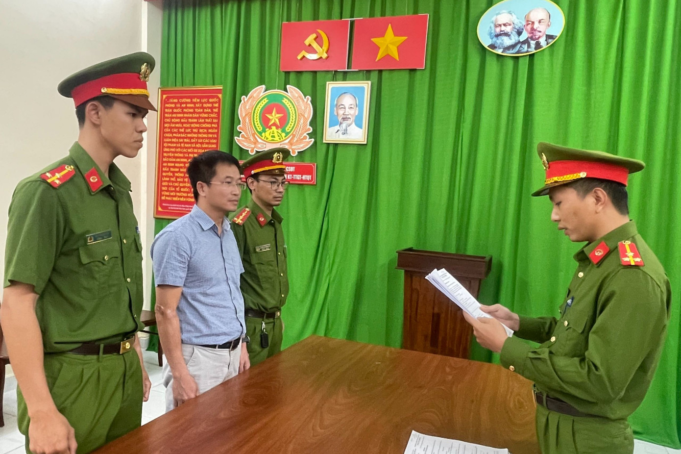 Cơ quan điều tra tống đạt các quyết định đối với ông Nguyễn Thành Lê. Ảnh: Công an cung cấp. Cơ quan điều tra tống đạt các quyết định đối với ông Nguyễn Thành Lê. Ảnh: Công an cung cấp.