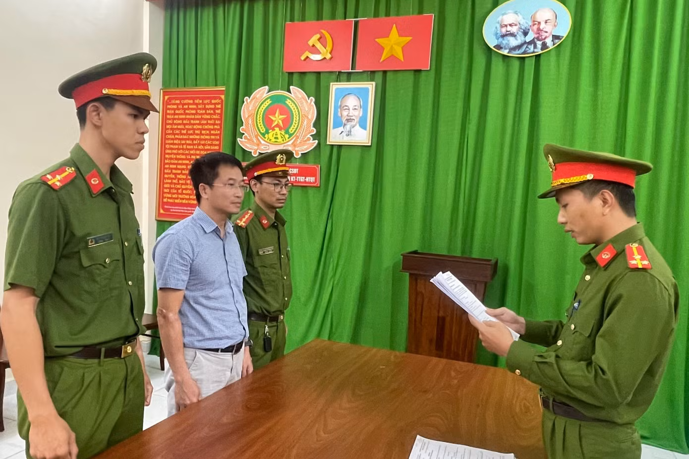 Cơ quan điều tra tống đạt các quyết định đối với ông Nguyễn Thành Lê. Ảnh: Công an cung cấp.