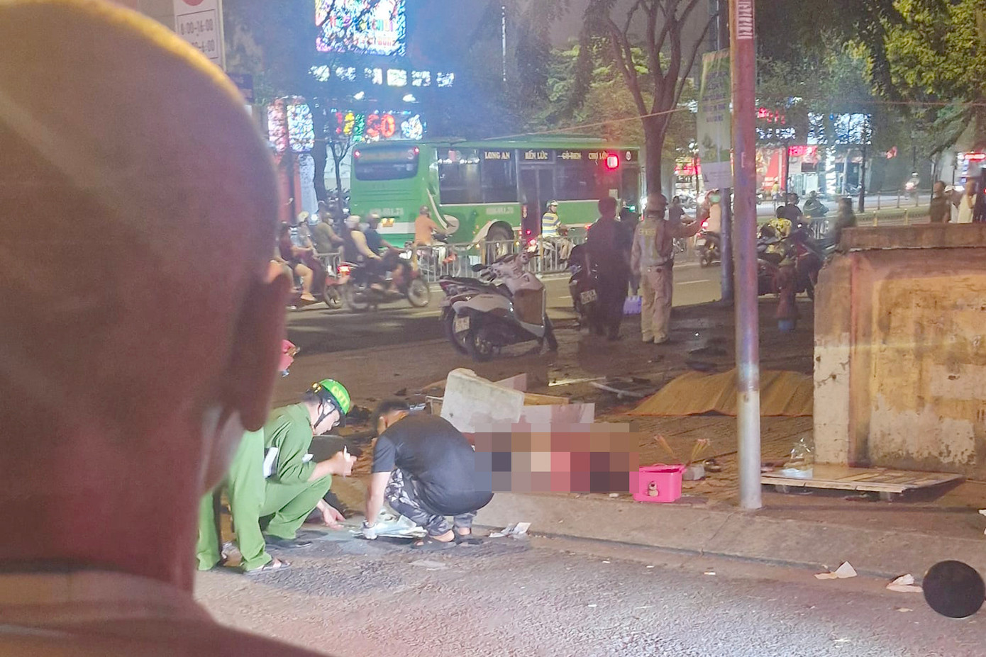 Công an khám nghiệm hiện trường tai nạn. Ảnh: C.A.