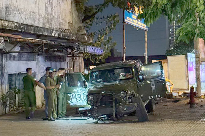 Xe Jeep lao lên vỉa hè sau khi tông hàng loạt xe máy. Ảnh: C.A.