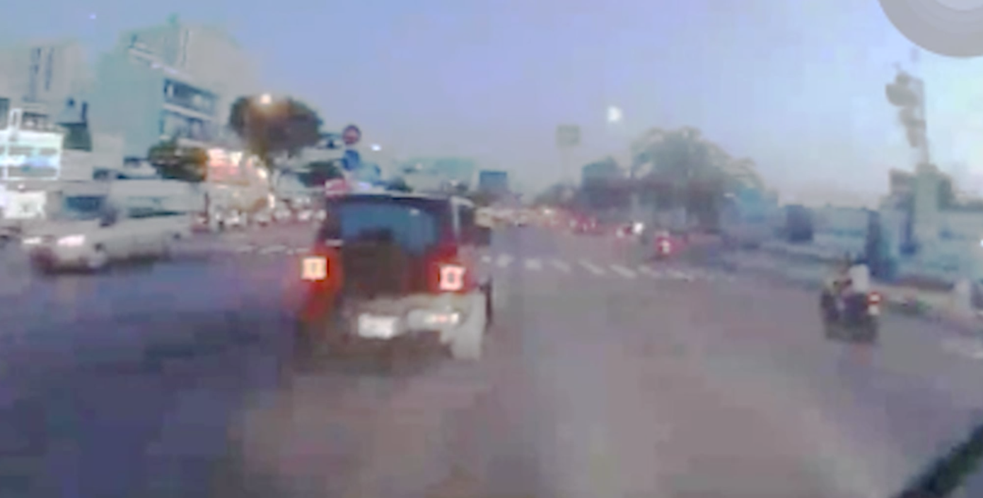 Xe Jeep lao trên đường Kinh Dương Vương trước khi gây ra tai nạn. Ảnh cắt từ clip.