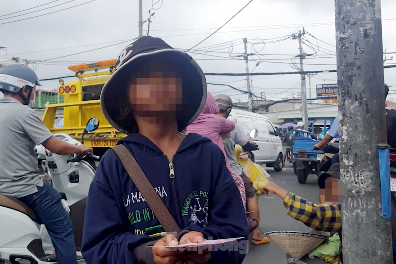 Một bé gái và một bé trai ăn xin trên đường Hòa Bình, phường Hiệp Tân, quận Tân Phú. Ảnh: Thuận Nhàn.