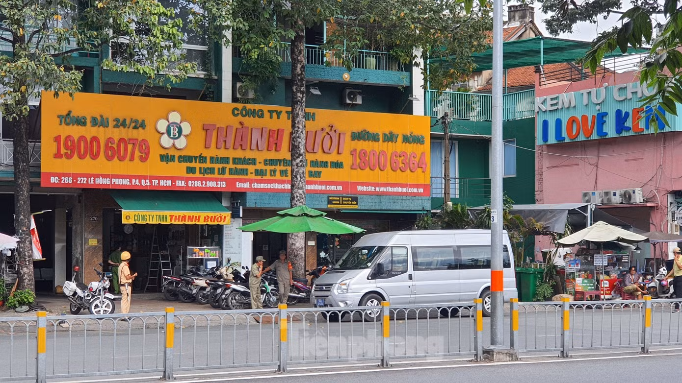 Lực lượng chức năng đang kiểm tra Công ty Thành Bưởi ở TPHCM
