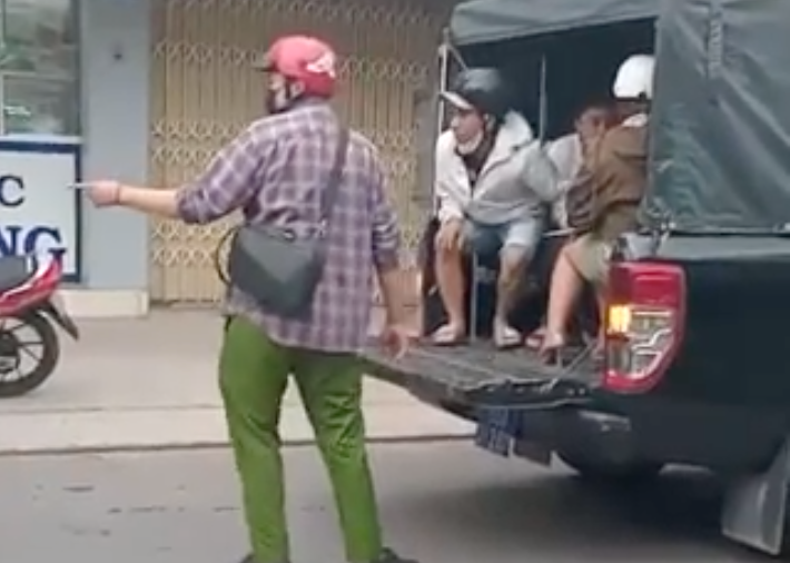 Công an kịp thời có mặt đưa những người liên quan về trụ sở. Công an kịp thời có mặt đưa những người liên quan về trụ sở.