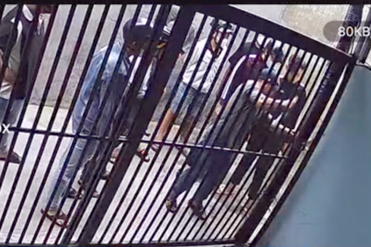 Nhóm người phá cổng nhà anh T (Ảnh cắt từ clip). Nhóm người phá cổng nhà anh T (Ảnh cắt từ clip).