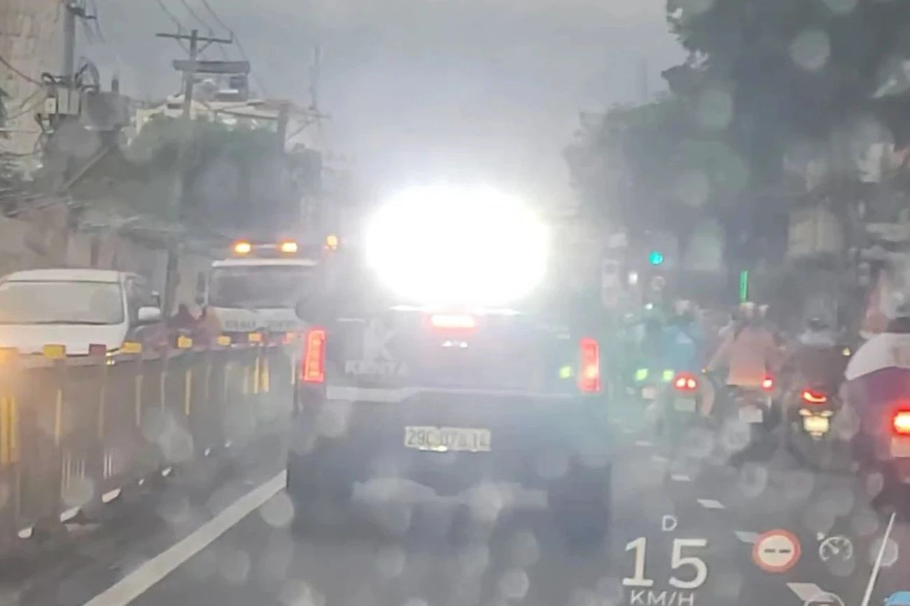 Ô tô bán tải bật đèn led gây chói mắt người tham gia giao thông. Ảnh cắt từ clip.