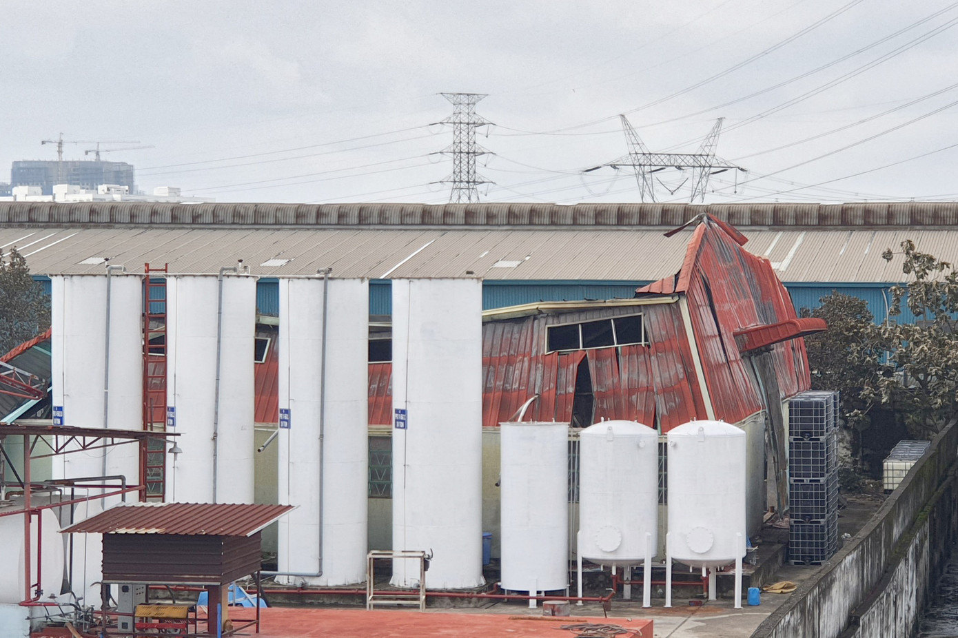 Mái tôn nhà xưởng công ty biến dạng sau hỏa hoạn. Ảnh: Hoàng Thuận.