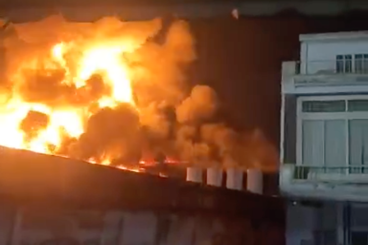 Lửa bao trùm công ty sản xuất nhựa. Ảnh cắt từ clip.
