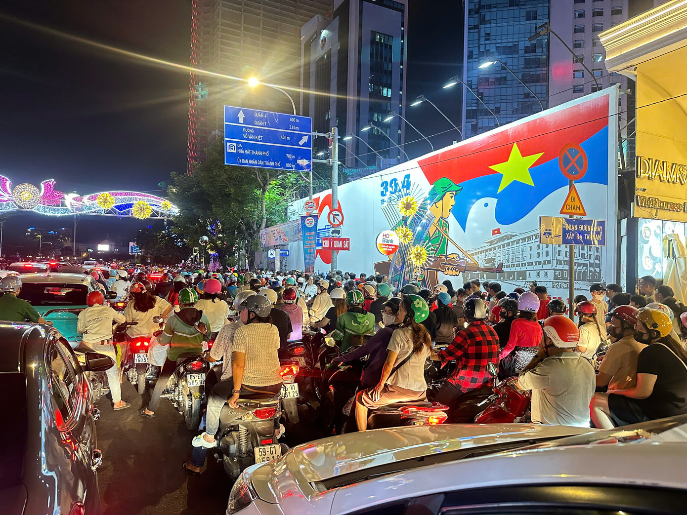 Nức lòng 'đại tiệc' pháo hoa mừng 50 năm thống nhất đất nước ảnh 2