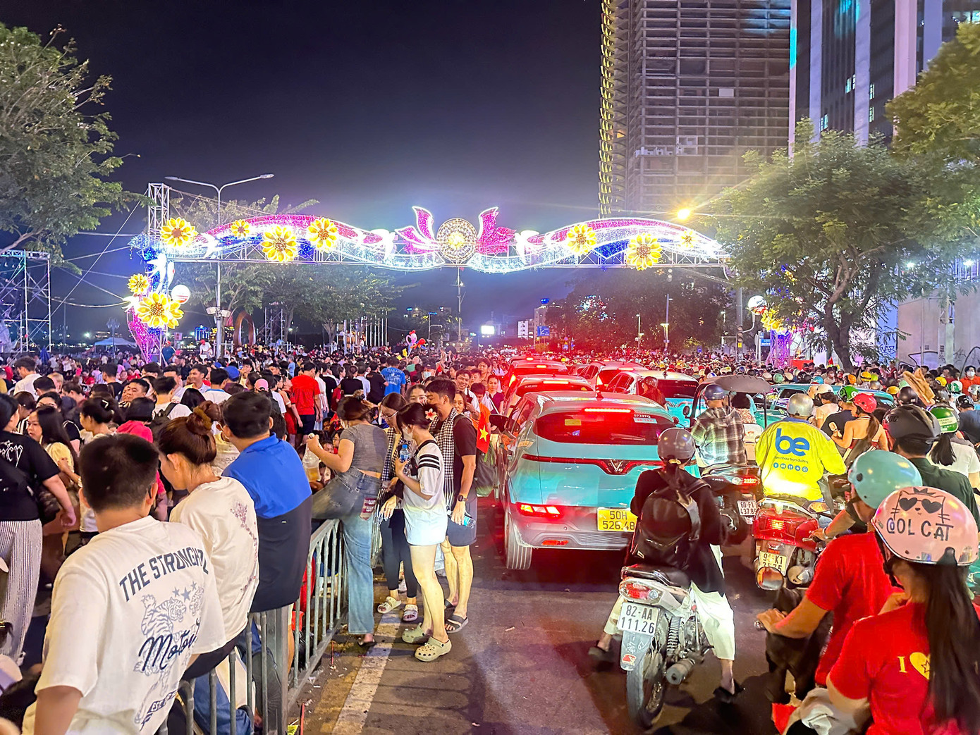 Nức lòng 'đại tiệc' pháo hoa mừng 50 năm thống nhất đất nước ảnh 3