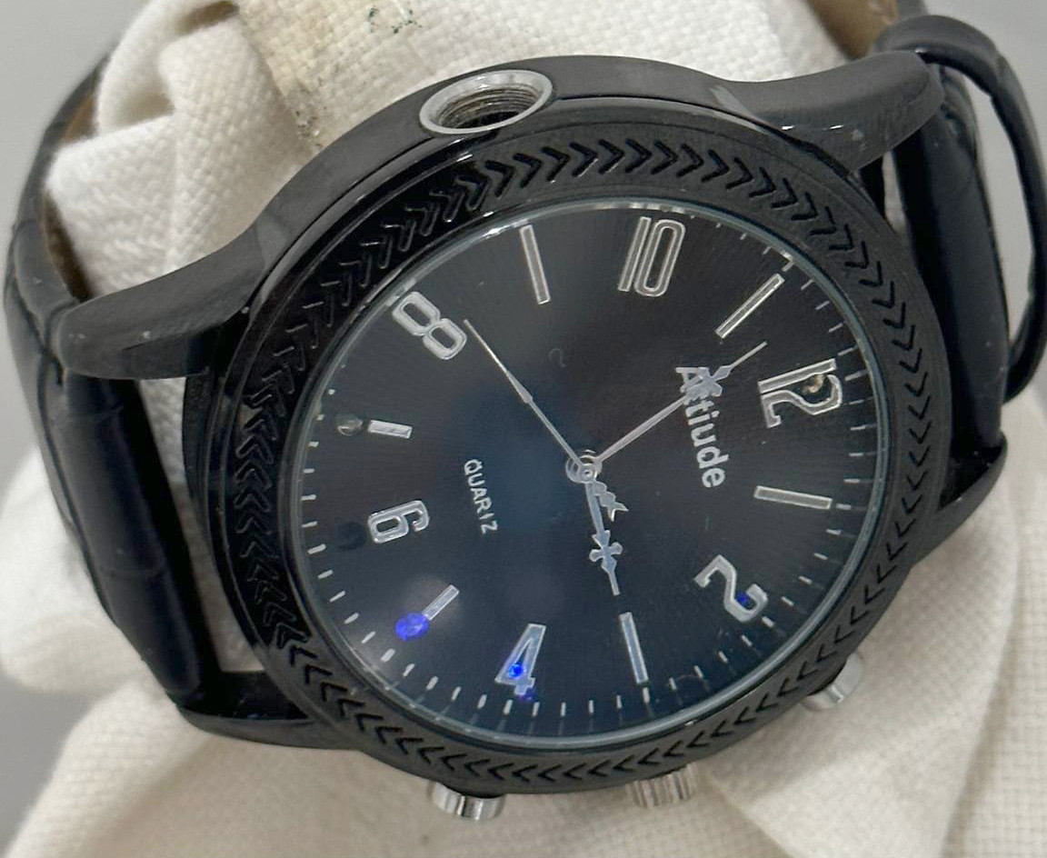 Đồng hồ quay lén được phát hiện trong nhà vệ sinh. Ảnh: Facebook Chau Bui. Đồng hồ quay lén được phát hiện trong nhà vệ sinh. Ảnh: Facebook Chau Bui.