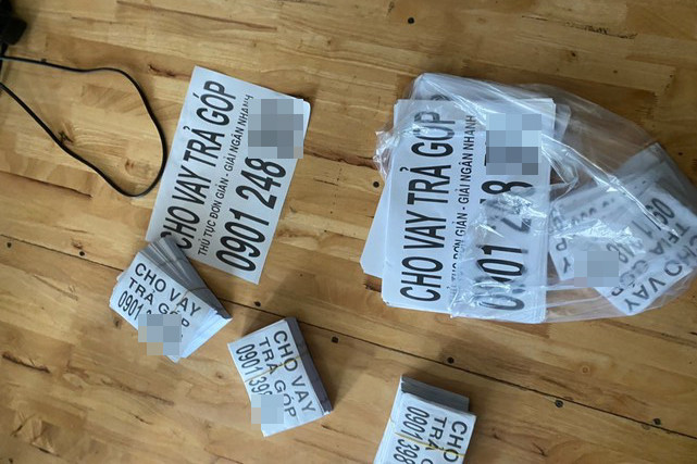 Số tờ rơi quảng cáo vay tiền công an thu giữ. Số tờ rơi quảng cáo vay tiền công an thu giữ.