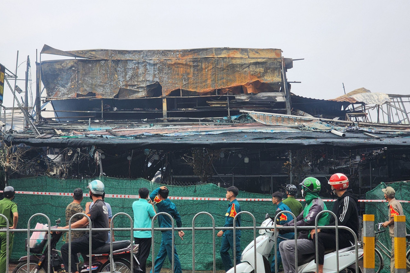 Lực lượng chức năng căng dây phong tỏa cửa hàng cây cảnh xảy ra cháy.