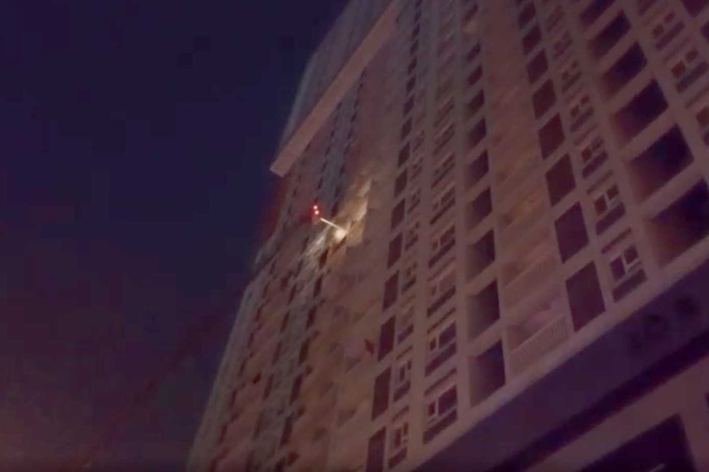 Lực lượng chức năng dùng xe thang chữa cháy, cứu người mắc kẹt.