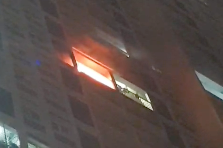 Lửa bùng lên từ căn hộ ở tầng 10.