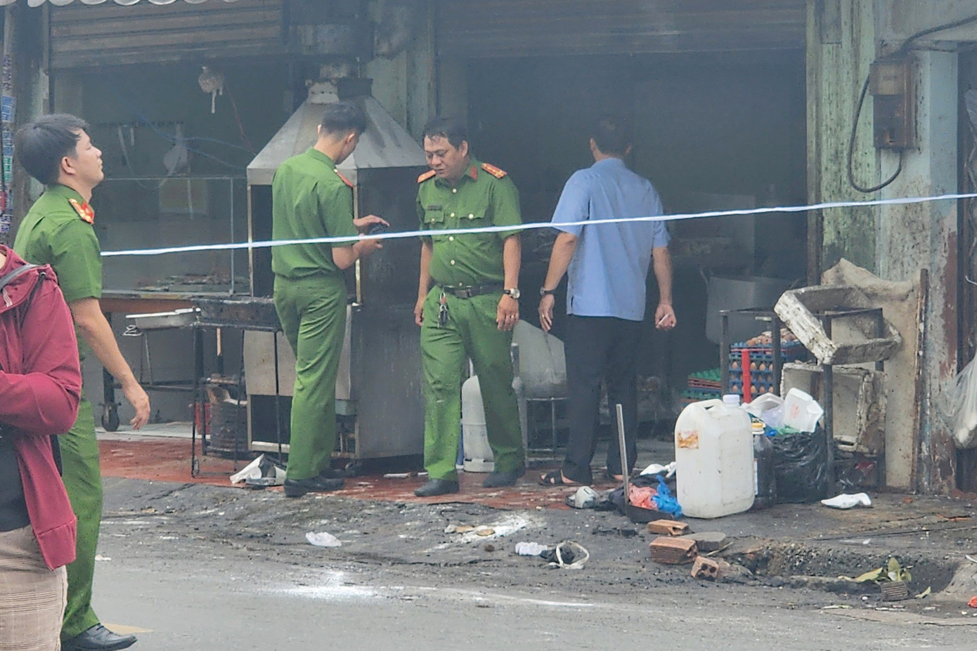 Công an có mặt tại quán cơm xảy ra hỏa hoạn. Công an có mặt tại quán cơm xảy ra hỏa hoạn.
