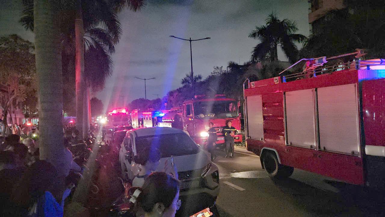 Xe chữa cháy túc trực tại hiện trường. Ảnh: PC07.