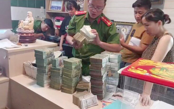 Cơ quan công an khám xét một địa điểm liên quan đến vụ án. Cơ quan công an khám xét một địa điểm liên quan đến vụ án.