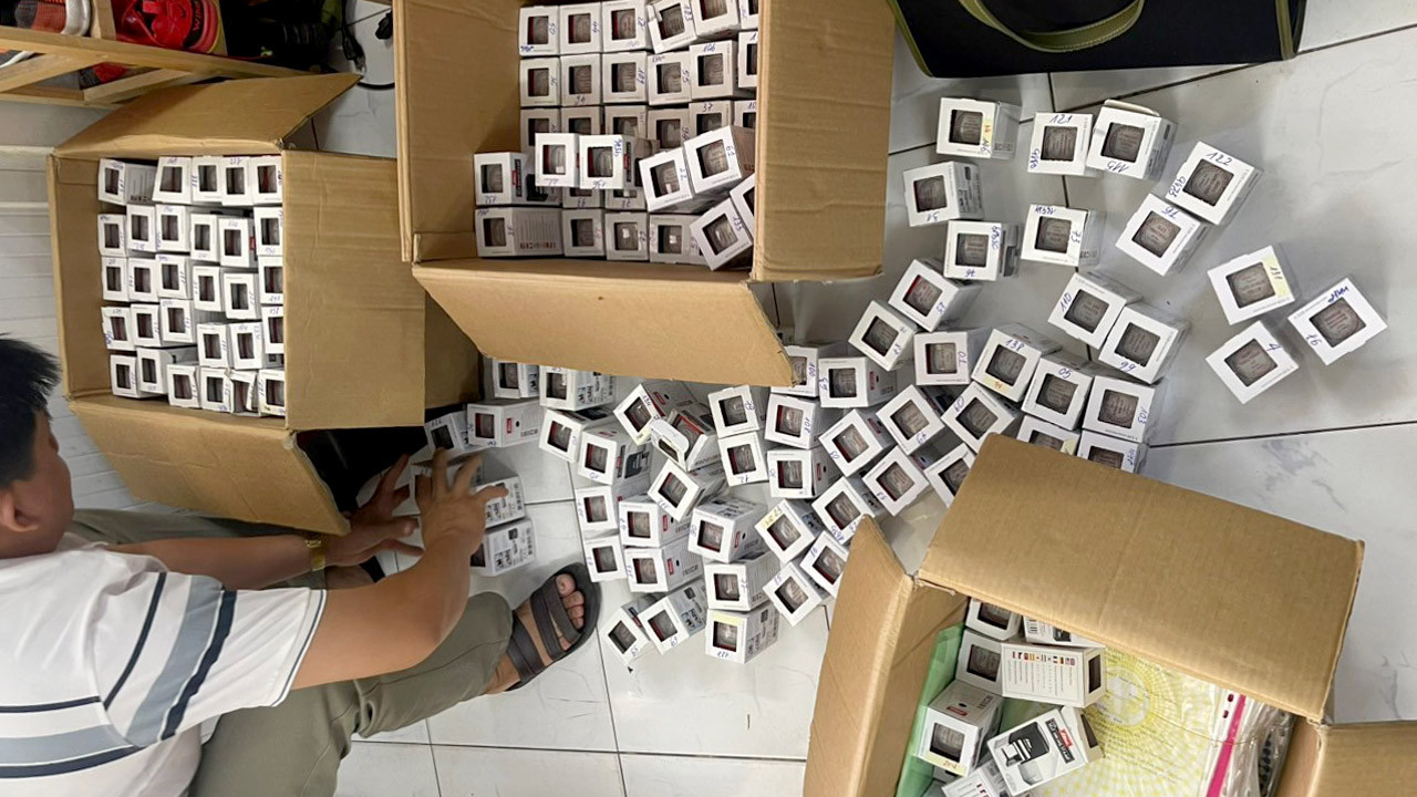 Con dấu của các công ty "ma" được thu giữ. Con dấu của các công ty "ma" được thu giữ.