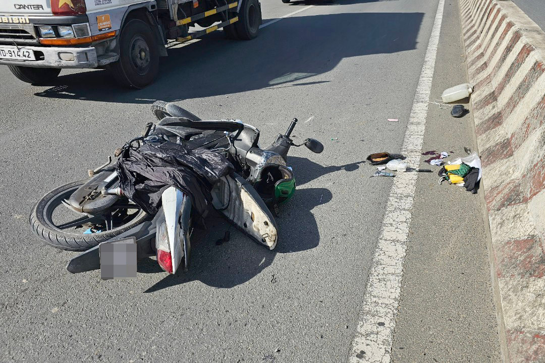 Xe máy của nạn nhân nằm ở làn ô tô. Ảnh: M.A.