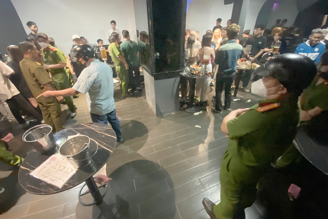 Công an kiểm tra một cơ sở ở quận 1 (Ảnh: Công an cung cấp). Công an kiểm tra một cơ sở ở quận 1 (Ảnh: Công an cung cấp).