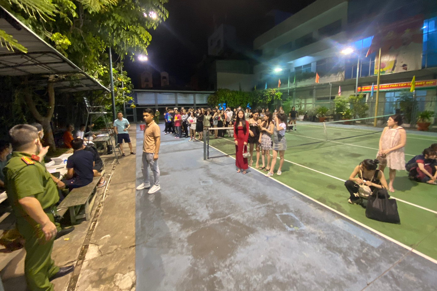 Công an đưa hàng chục người về trụ sở để sàng lọc, test ma túy (Ảnh: Công an cung cấp). Công an đưa hàng chục người về trụ sở để sàng lọc, test ma túy (Ảnh: Công an cung cấp).