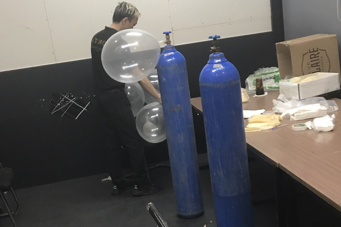 Bình khí N2O dùng để bơm bóng cười (Ảnh: Công an cung cấp). Bình khí N2O dùng để bơm bóng cười (Ảnh: Công an cung cấp).