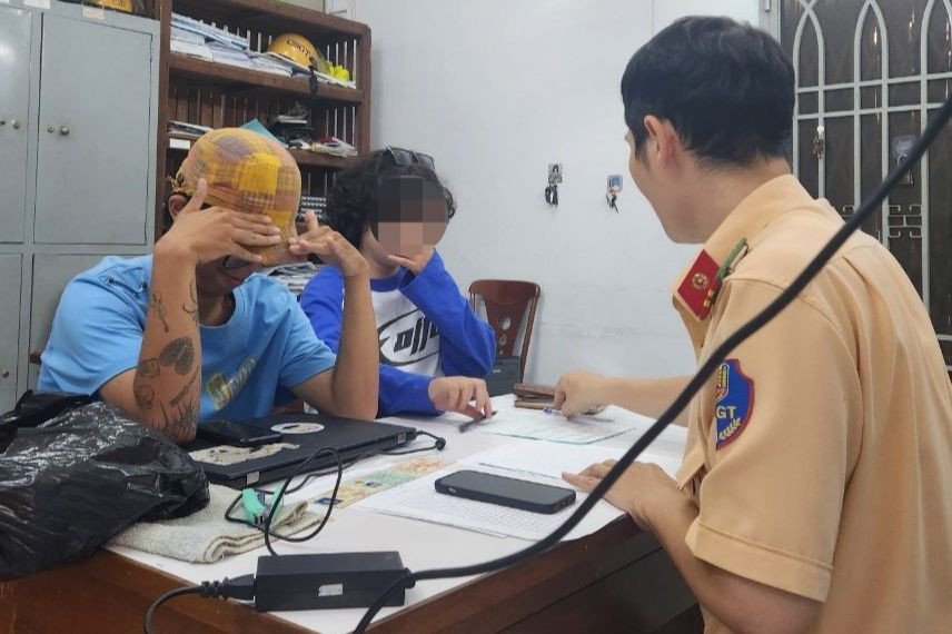 CSGT lập biên bản xử phạt đối với T. và L.. Ảnh: Phòng PC08 cung cấp.