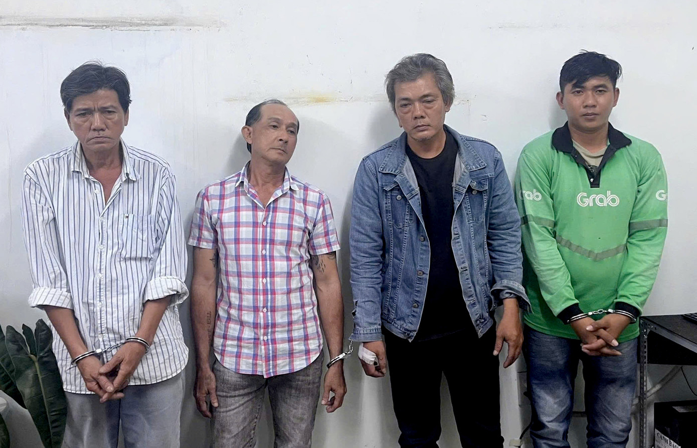 Từ phải qua, Tân và 3 tài xế xe ôm truyền thống tại cơ quan công an. Ảnh: C.A. Từ phải qua, Tân và 3 tài xế xe ôm truyền thống tại cơ quan công an. Ảnh: C.A.