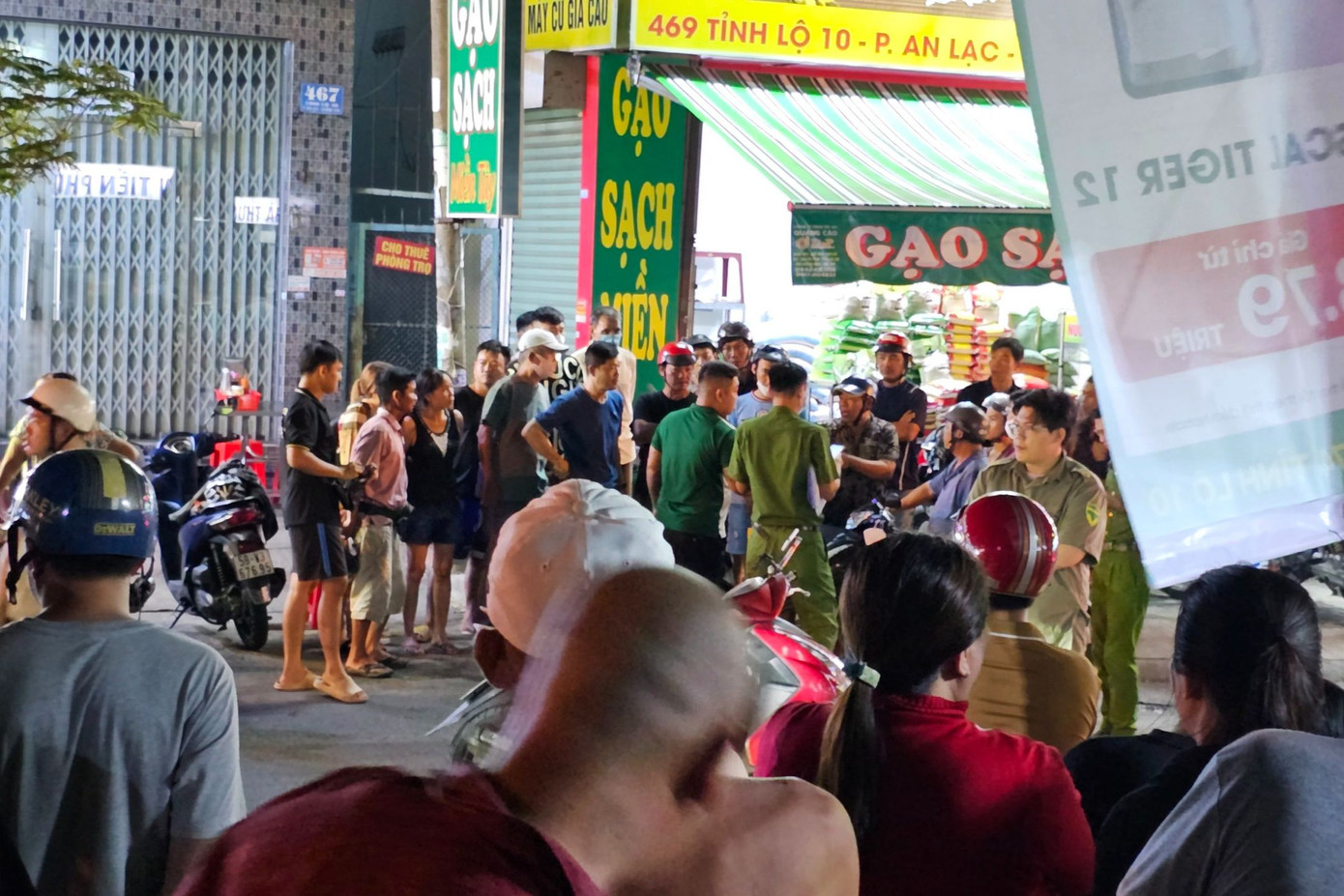 Công an có mặt tại hiện trường xảy ra vụ việc.