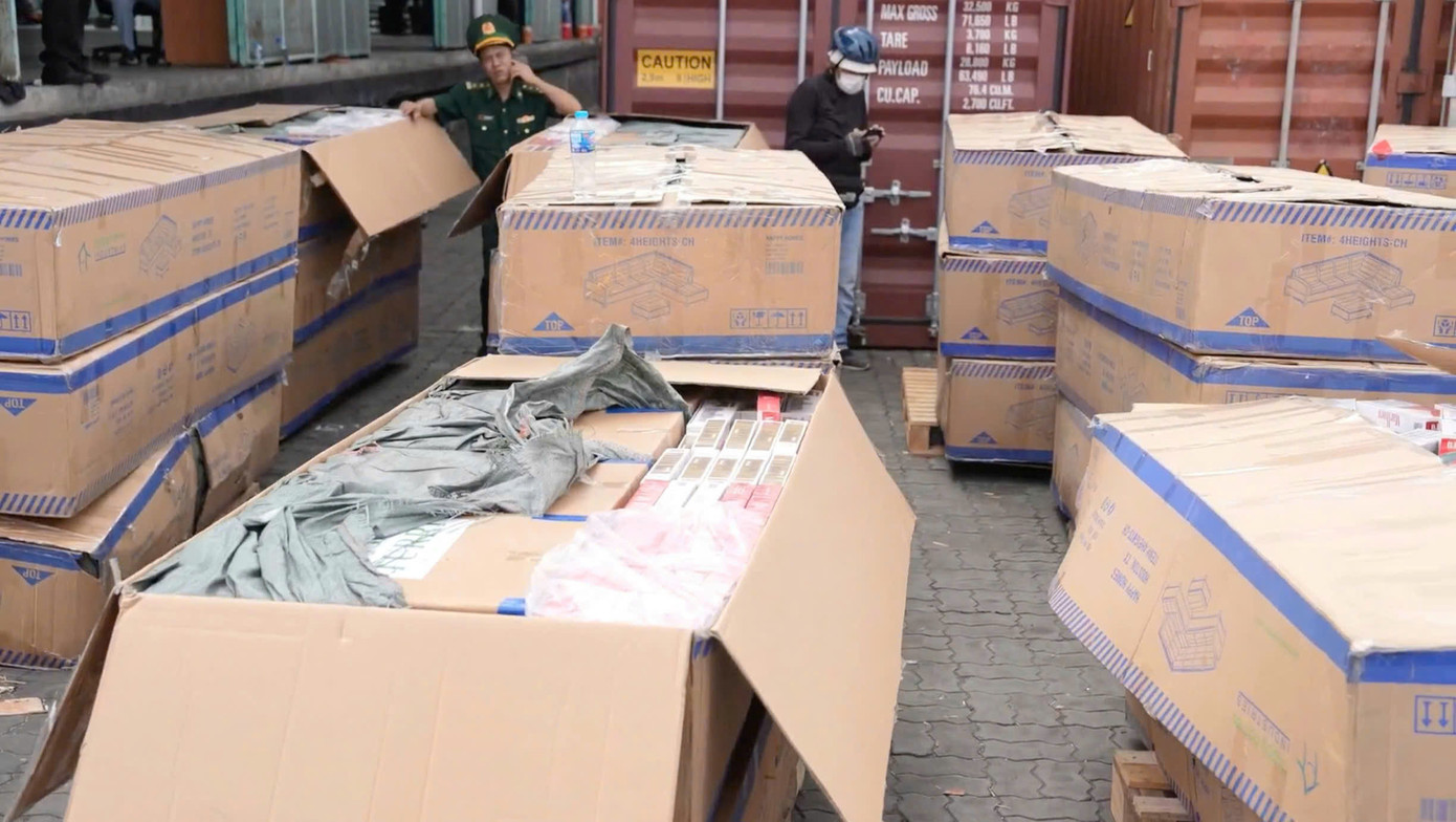 Thuốc lá lậu được tìm thấy trong các container. Ảnh: C.A. Thuốc lá lậu được tìm thấy trong các container. Ảnh: C.A.