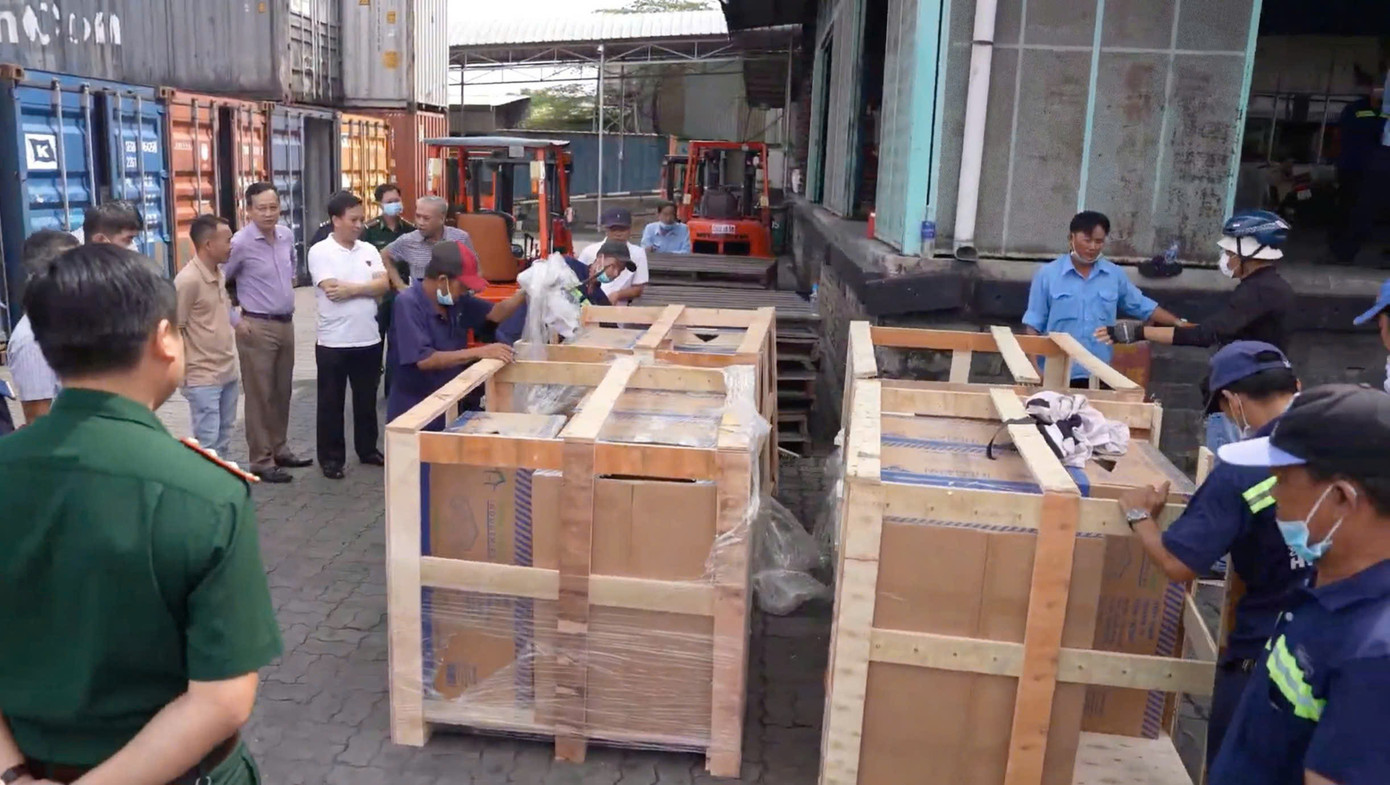 Lực lượng chức năng kiểm tra thực tế hàng hóa trong container. Ảnh: C.A. Lực lượng chức năng kiểm tra thực tế hàng hóa trong container. Ảnh: C.A.