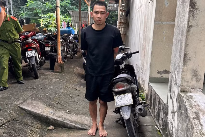 Đối tượng Bùi Duy Ngọc và phương tiện dùng đi trộm chó. Ảnh: H.T. Đối tượng Bùi Duy Ngọc và phương tiện dùng đi trộm chó. Ảnh: H.T.