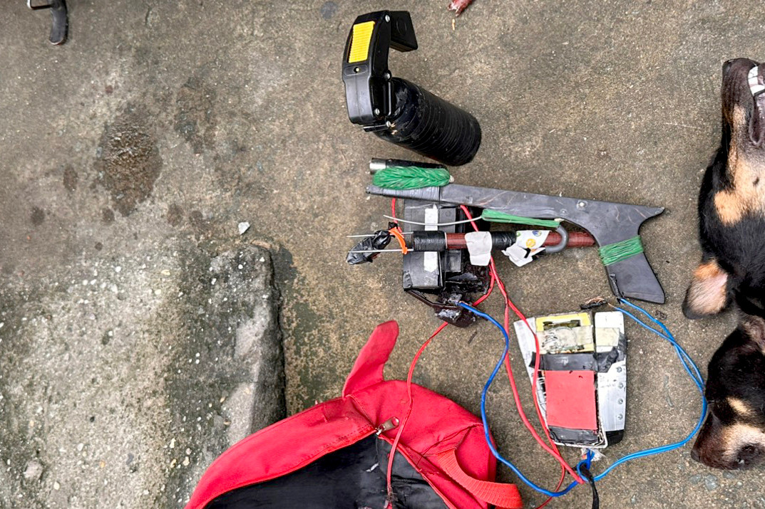 Bình xịt hơi cay và dụng cụ dùng để trộm chó. Ảnh: H.T. Bình xịt hơi cay và dụng cụ dùng để trộm chó. Ảnh: H.T.