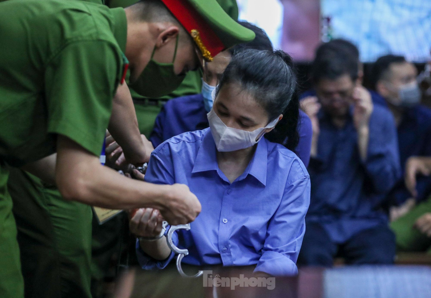 Cảnh sát tháo còng cho nữ bị cáo. Ảnh: Duy Anh. Cảnh sát tháo còng cho nữ bị cáo. Ảnh: Duy Anh.