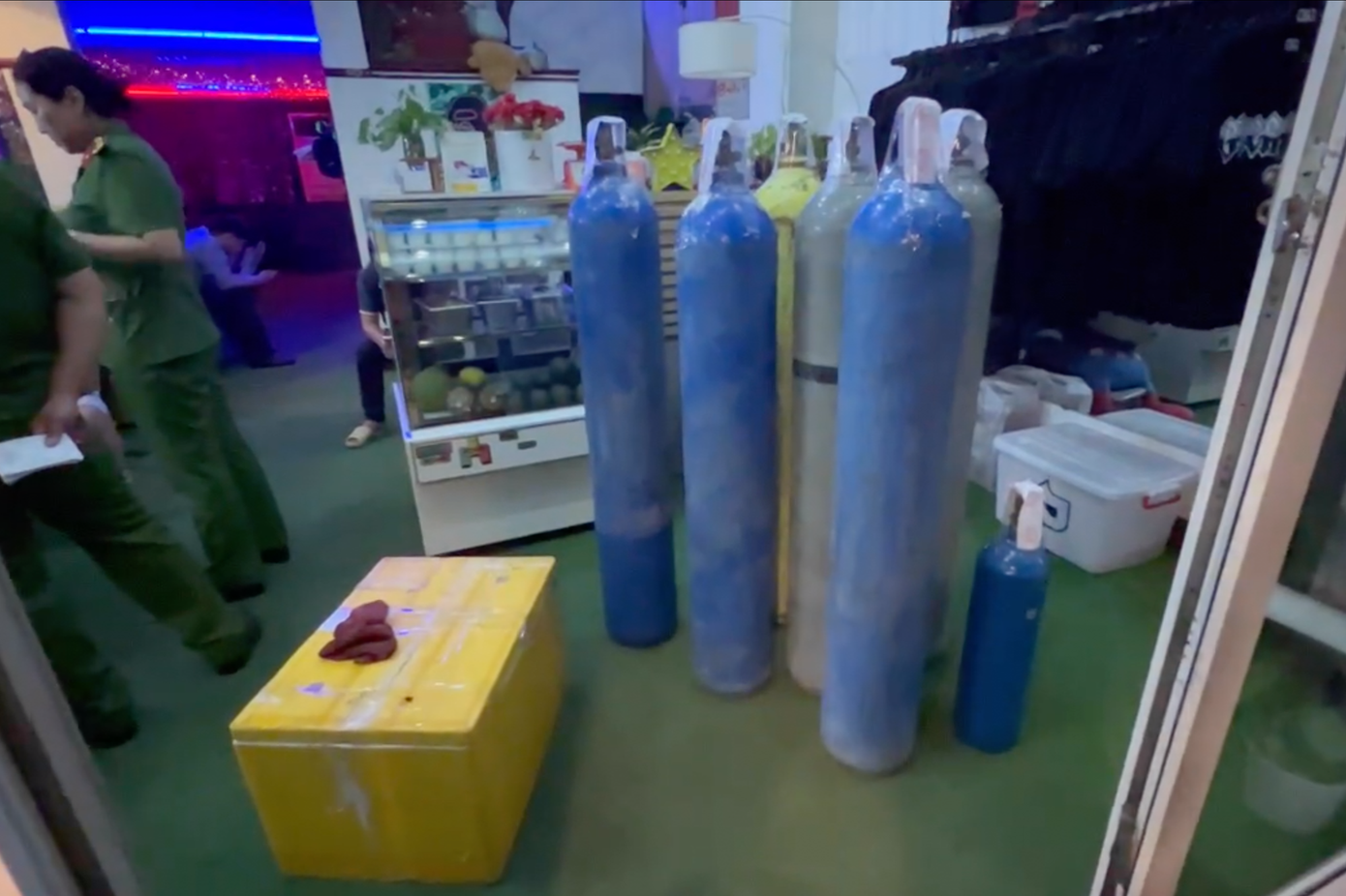 Các bình khí N2O được lực lượng chức năng được thu giữ. Ảnh: Công an cung cấp.