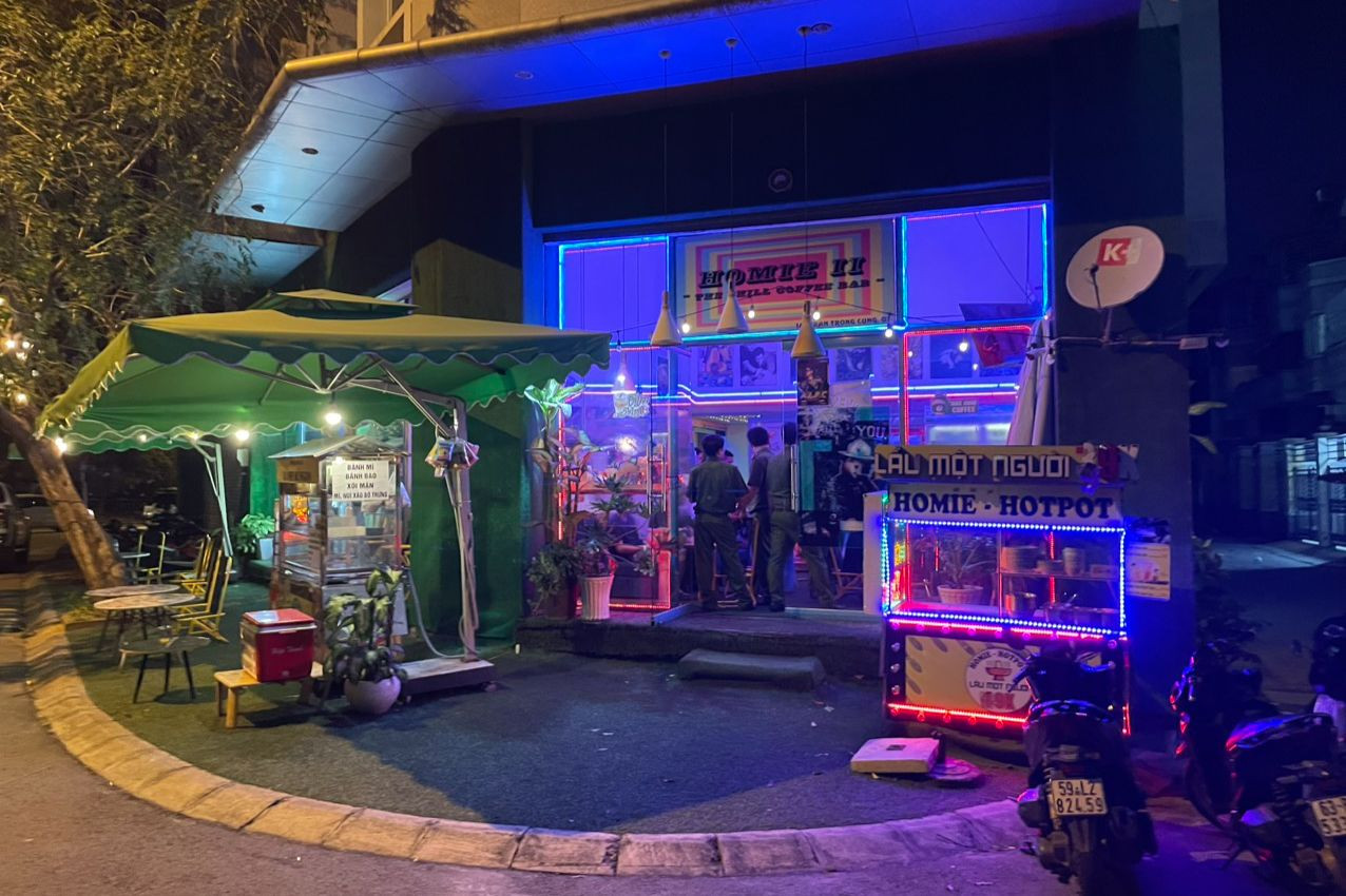 Công an kiểm tra hộ kinh doanh Homie 2. Ảnh: Công an cung cấp.