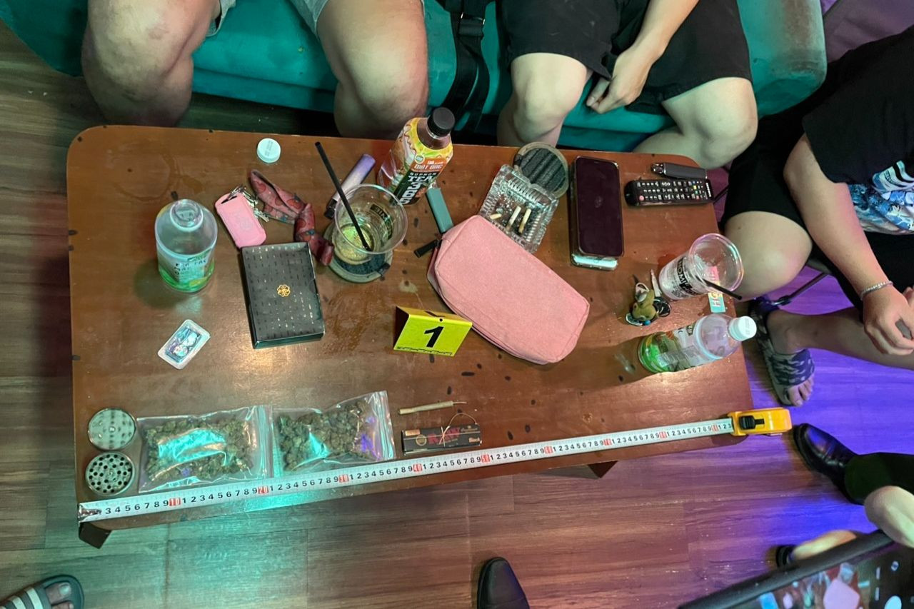 Lực lượng chức năng bắt quả tang 3 thanh niên sử dụng cần sa tại hộ kinh doanh Homie 2. Ảnh: Công an cung cấp.