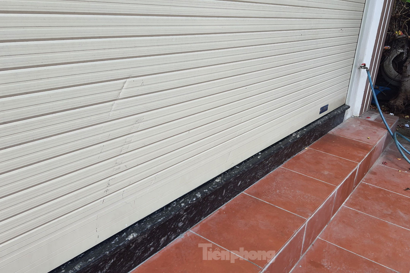 Vết chém trên cửa cuốn. Ảnh: Hoàng Thuận. Vết chém trên cửa cuốn. Ảnh: Hoàng Thuận.