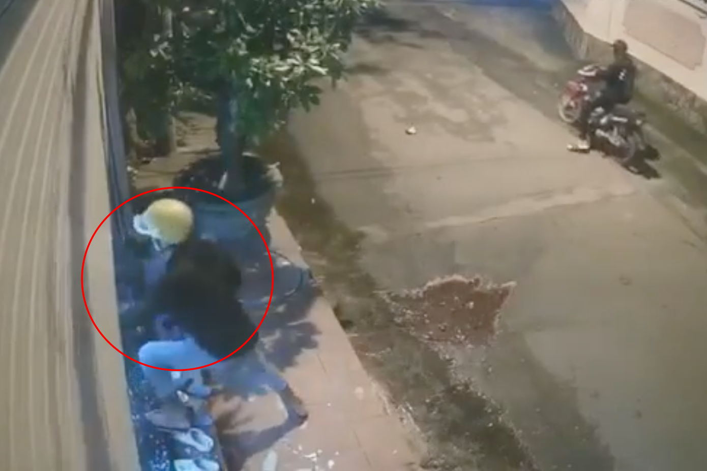 Hình ảnh nghi can Tiếng dùng dao chém cửa nhà anh T được camera ghi lại (Ảnh cắt từ clip). Hình ảnh nghi can Tiếng dùng dao chém cửa nhà anh T được camera ghi lại (Ảnh cắt từ clip).