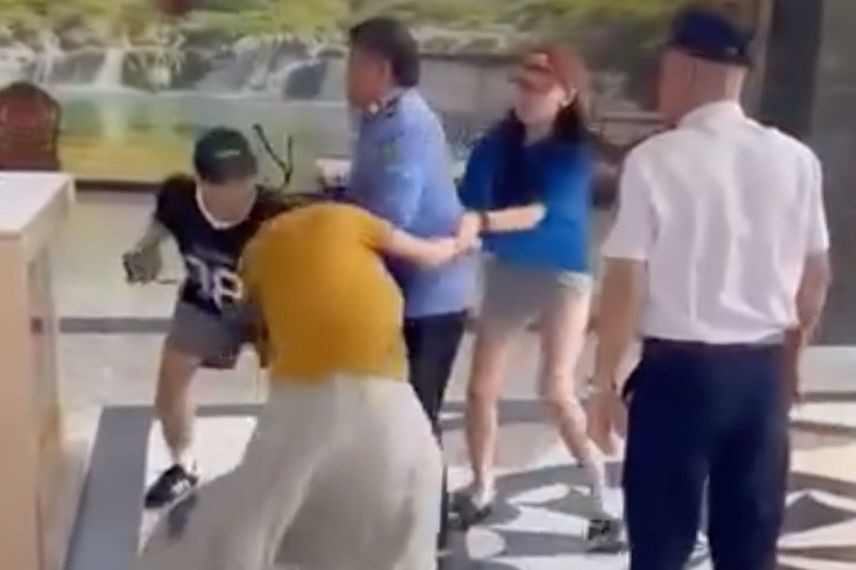 Hình ảnh đôi nam nữ (áo đen và áo xanh) đánh cô gái được người dân dùng điện thoại ghi lại. Ảnh cắt từ clip. Hình ảnh đôi nam nữ (áo đen và áo xanh) đánh cô gái được người dân dùng điện thoại ghi lại. Ảnh cắt từ clip.