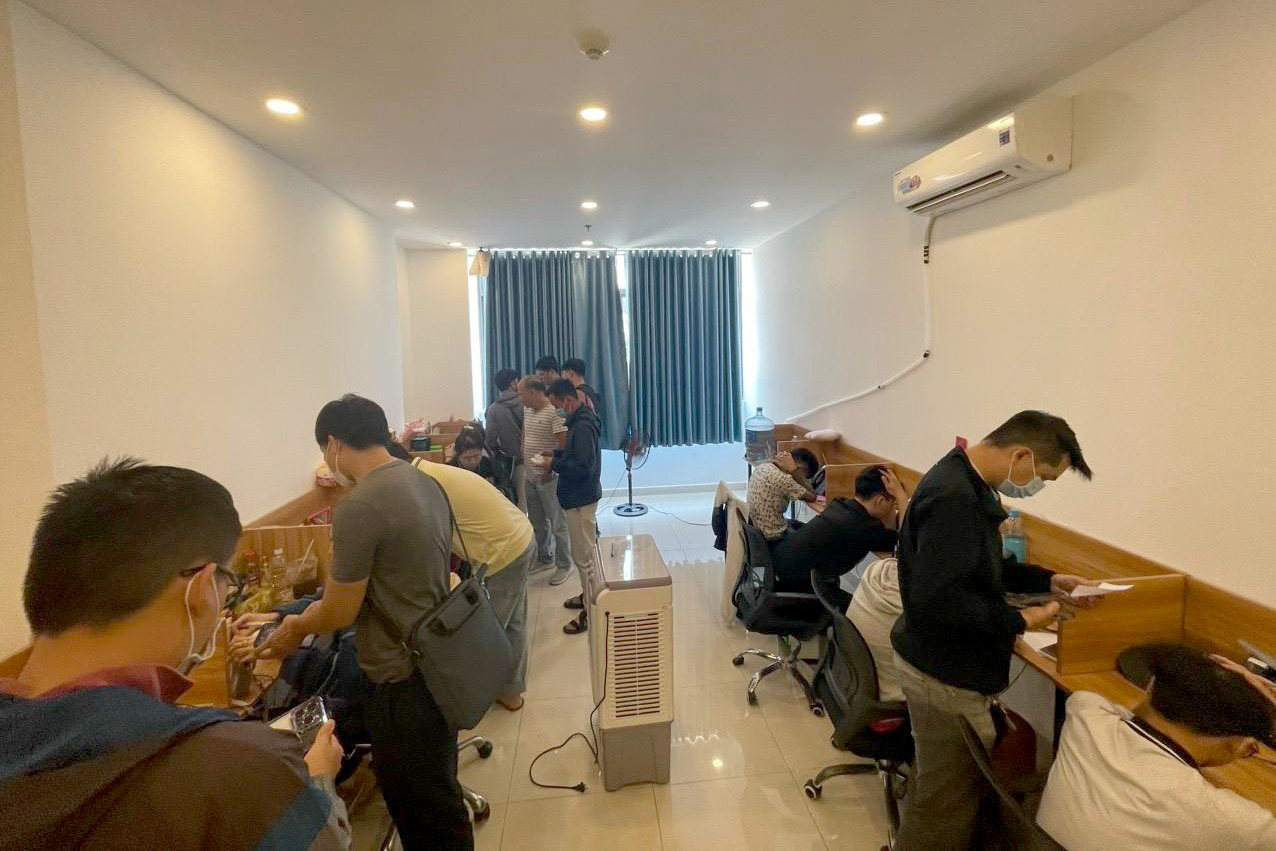 Công an khám xét địa điểm hoạt động của nhóm lừa đảo bằng thủ đoạn gọi điện trúng thưởng.