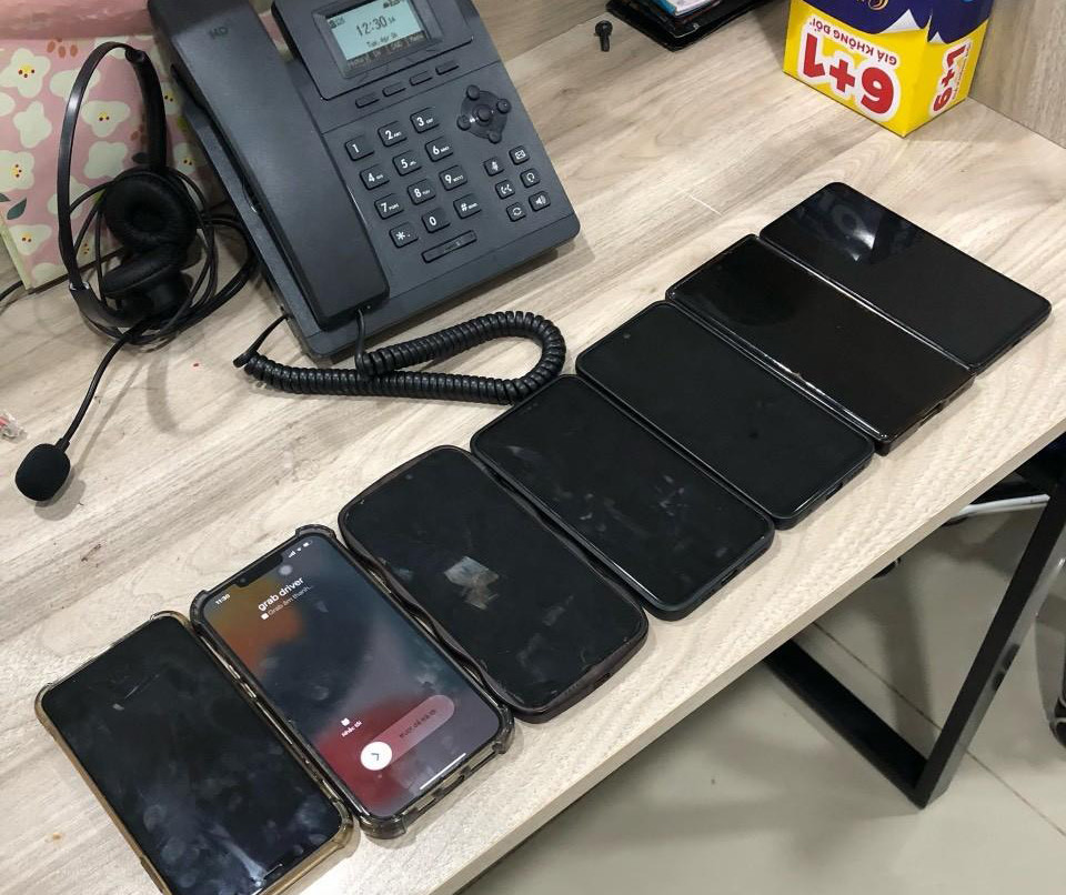 Các đối tượng lừa đảo dùng điện thoại để liên hệ, dẫn dụ người dân sập bẫy.