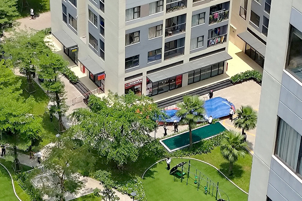 Lực lượng chức năng căng bạt tại vị trí phát hiện nam thanh niên tử vong (Ảnh: A.X.).